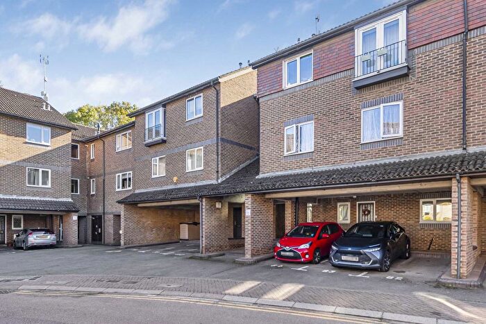 2 Bedroom Flat For Sale In Abbeyfields Close, Willesden, NW10