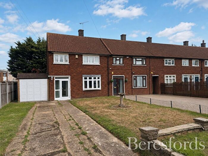 3 Bedroom End Of Terrace House For Sale In Straight Road, Romford, RM3