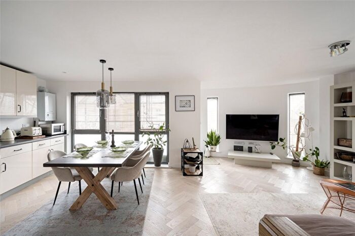 2 Bedroom Flat To Rent In Bagleys Lane, Fulham, London, SW6