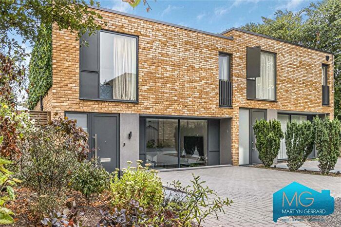 4 Bedroom Semi Detached House For Sale In Avenue Road, London, N14