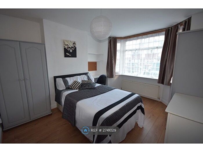 4 Bedroom Semi Detached House To Rent In Honeysuckle Road, Southampton, SO16