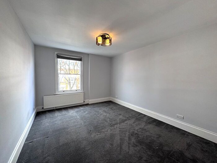 3 Bedroom Flat To Rent In Rostrevor Road, London, SW6
