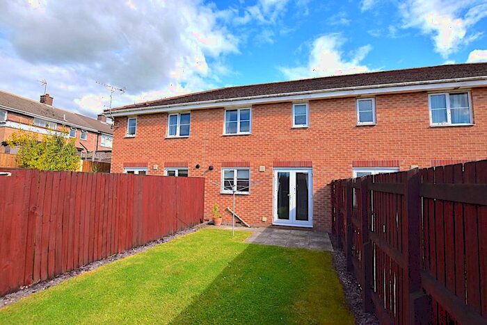 3 Bedroom Town House To Rent In Lincoln Way, North Wingfield, S42