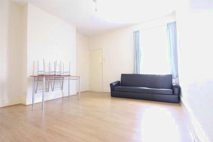 3 Bedroom Flat To Rent In Kensington Gardens, Ilford, IG1