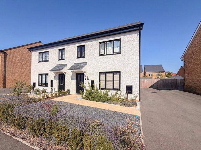 4 Bedroom Semi-Detached House To Rent In Peacock Drive, Sawtry, PE28
