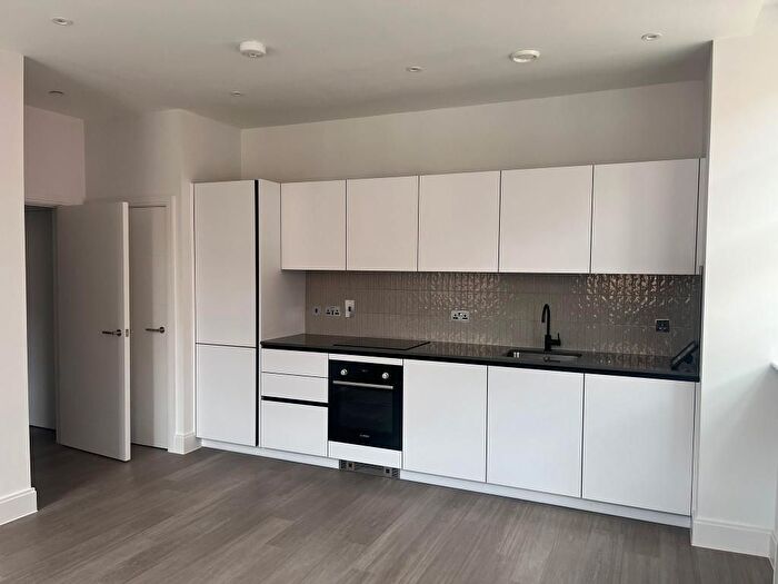 2 Bedroom Flat To Rent In Memorial Avenue, Slough, SL1