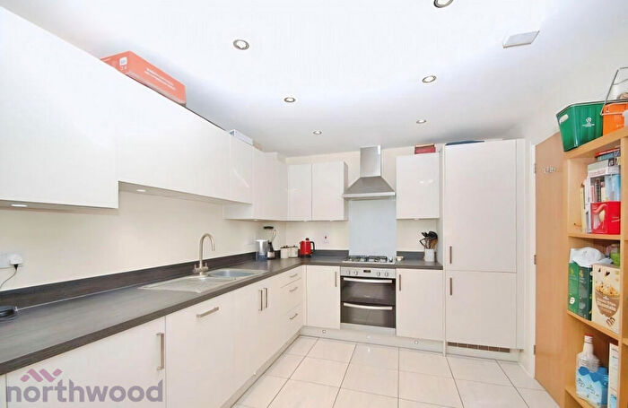 3 Bedroom End Of Terrace House To Rent In Coates Lane, High Wycombe, HP13