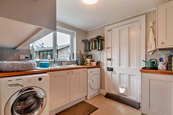 4 Bedroom Detached House For Sale In Tutts Clump, Berkshire, RG7