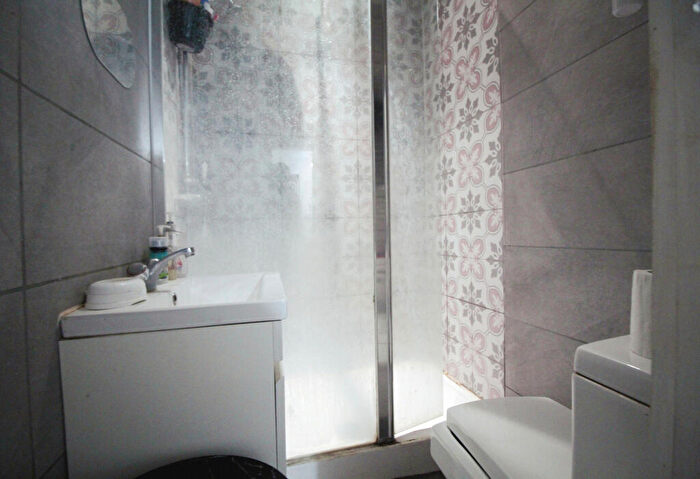 2 Bedroom Flat For Sale In Elgin Road, Ilford, Essex, IG3