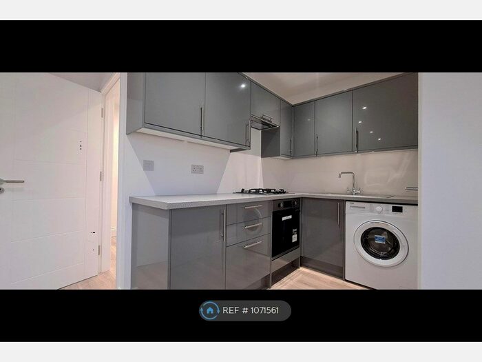 Studio To Rent In Hedge Lane, London, N13