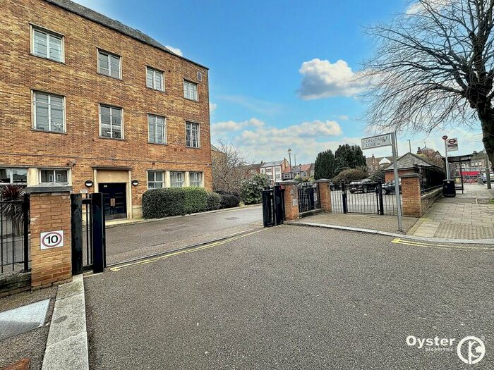 2 Bedroom Apartment To Rent In Constable Close, Aldermen Court, N11