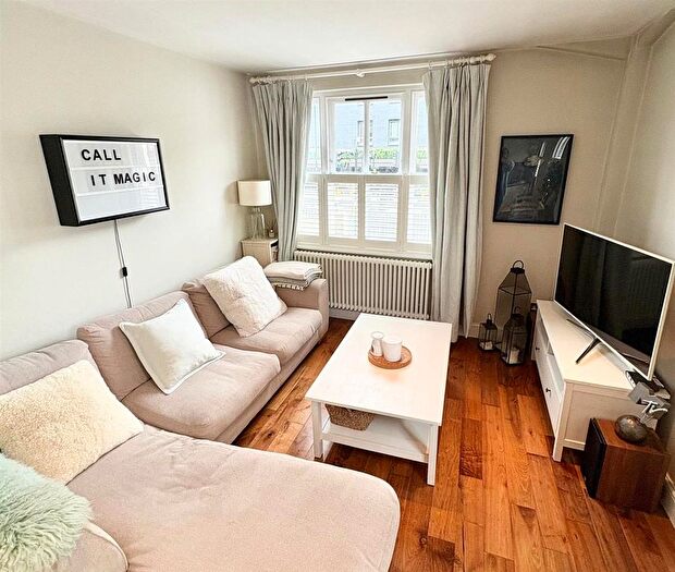 2 Bedroom Flat For Sale In Temple Street, London, E2