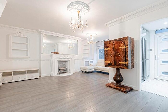 3 Bedroom Flat To Rent In Manningford Close, London, EC1V