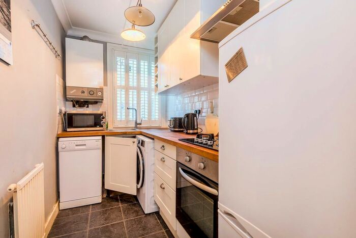 2 Bedroom Flat To Rent In Bramley Hill, South Croydon, CR2