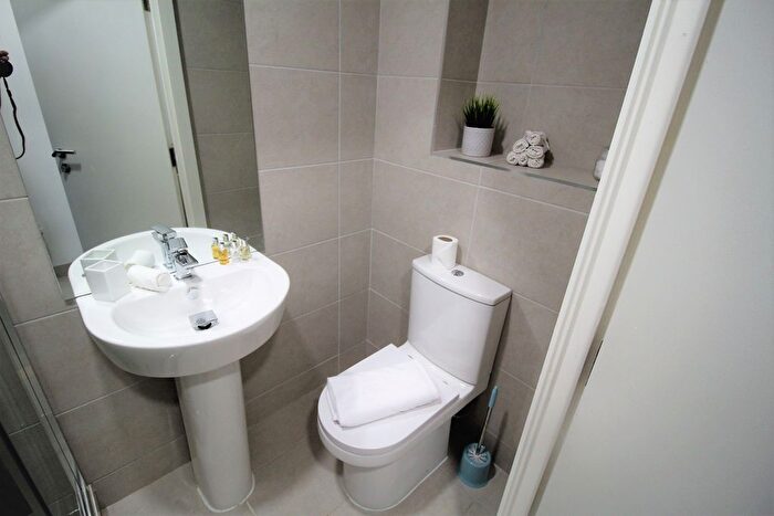 3 Bedroom Flat To Rent In Flat, Westmount, - Clarendon Road, LS2