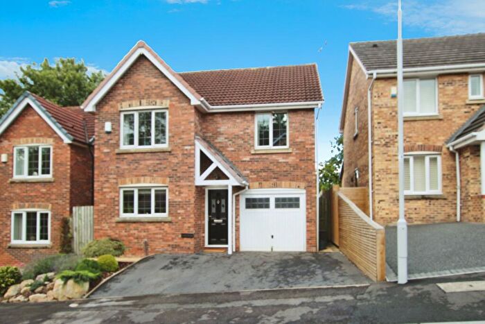 4 Bedroom Detached House For Sale In Clark Spring Rise, Leeds, LS27
