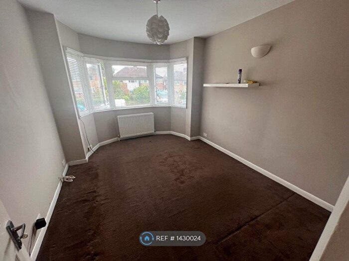 3 Bedroom Flat To Rent In Fullwell Avenue, Ilford, IG5