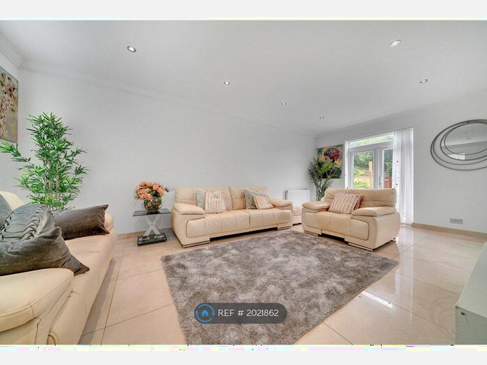 5 Bedroom Detached House To Rent In Woodfarrs, London, SE5