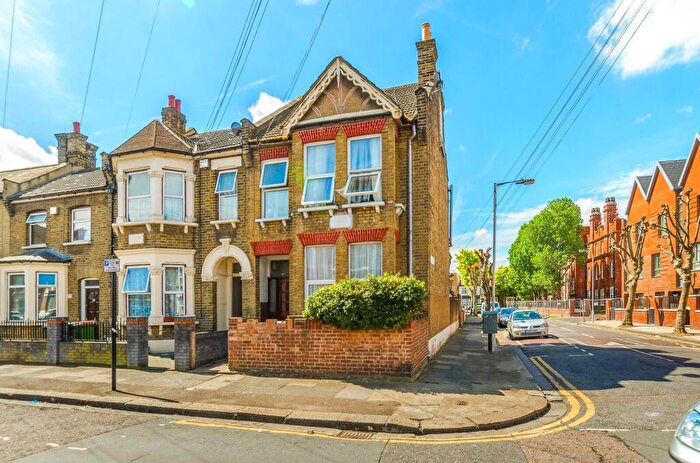 3 Bedroom Flat To Rent In Credon Road, Plaistow, London, E13