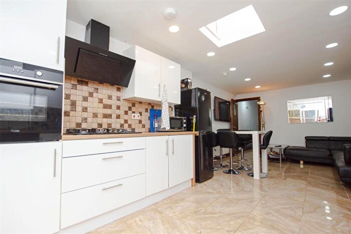 5 Bedroom House To Rent In Holly Grove, Hubert Road, Birmingham, B29