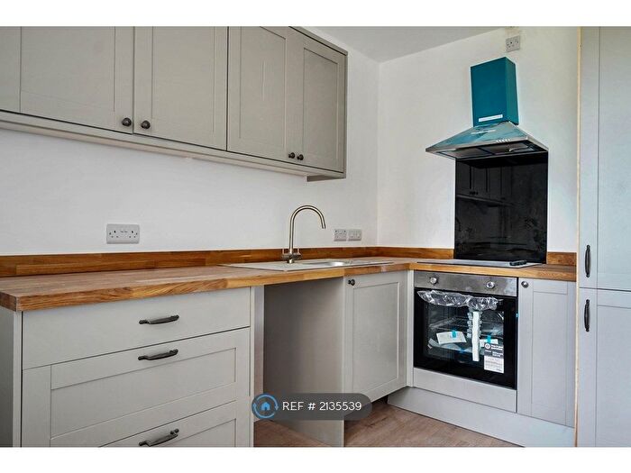 2 Bedroom Flat To Rent In Birds Royd Lane, Brighouse, HD6