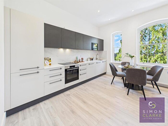 2 Bedroom Apartment To Rent In Woodside Avenue, London, N12