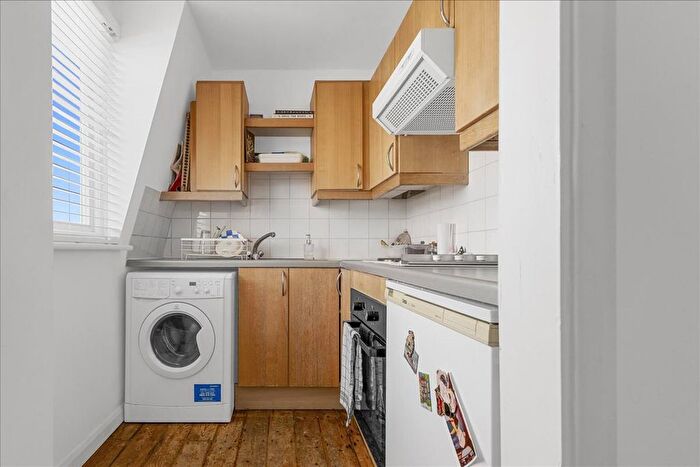 Studio To Rent In Pinehurst Court, London, W11