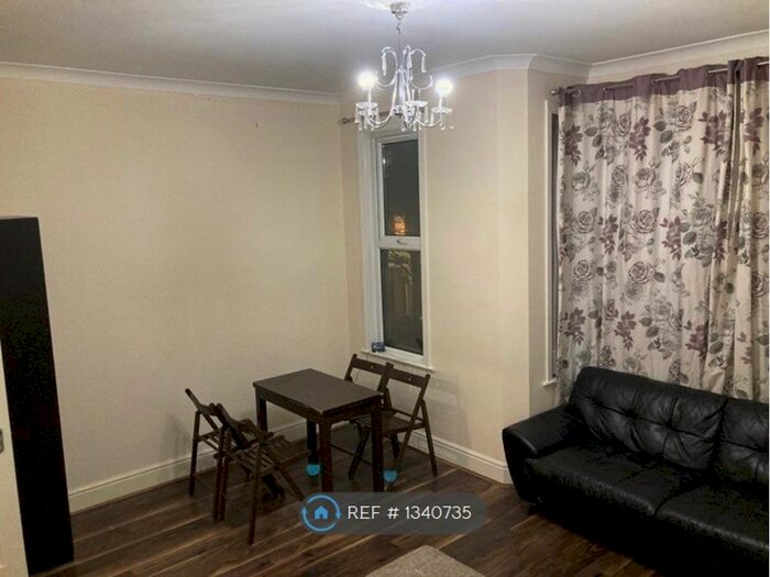 2 Bedroom Flat To Rent In Walthamstow, London, E17