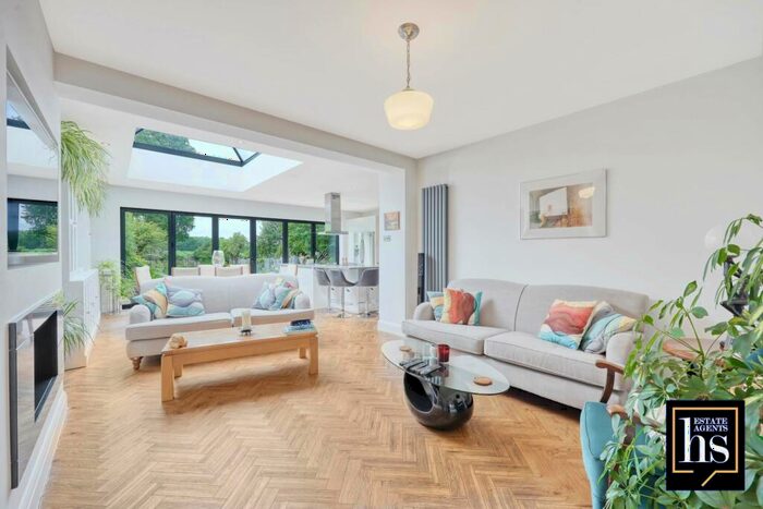 4 Bedroom Detached House For Sale In Chelmsford Road, Shenfield, CM15