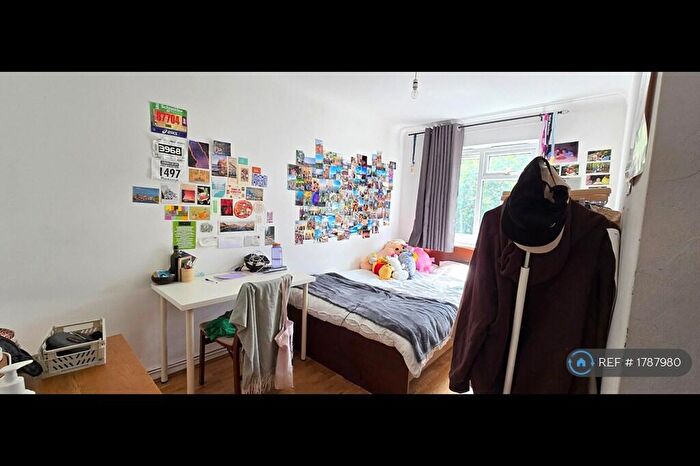 3 Bedroom Flat To Rent In Vince Court, London, N1