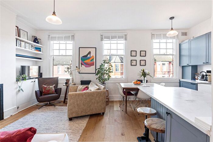 2 Bedroom Flat For Sale In Durley Road, London, N16