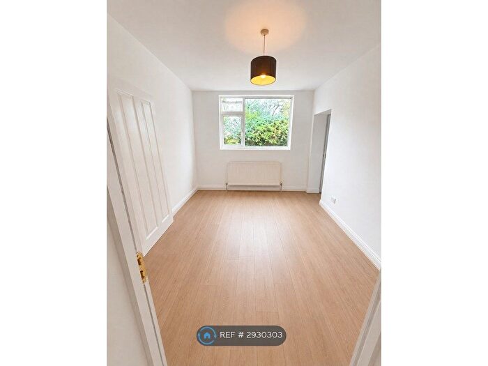 Studio To Rent In The Vale, London, NW11