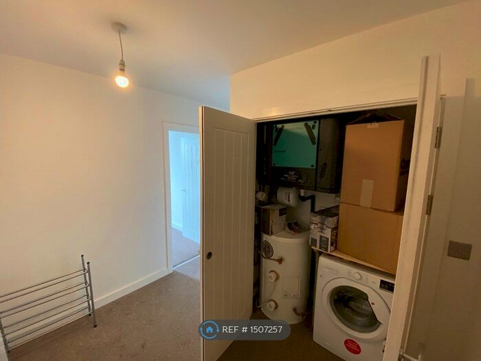 2 Bedroom Flat To Rent In Maple Court, Sale, M33