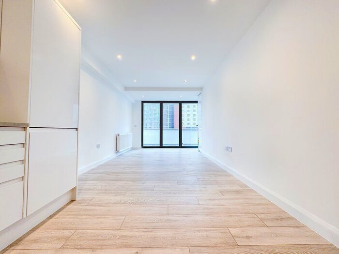 2 Bedroom Flat To Rent In Palace Apartments, - The Parade, Watford, Hertfordshire, WD17