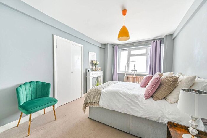 3 Bedroom Flat For Sale In Ashford Court, Cricklewood, London, NW2