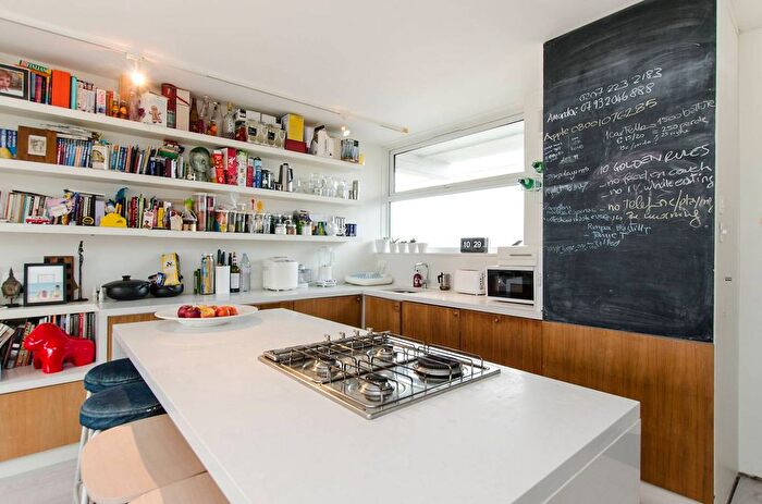 3 Bedroom Flat To Rent In Westbridge Road, Battersea, London, SW11