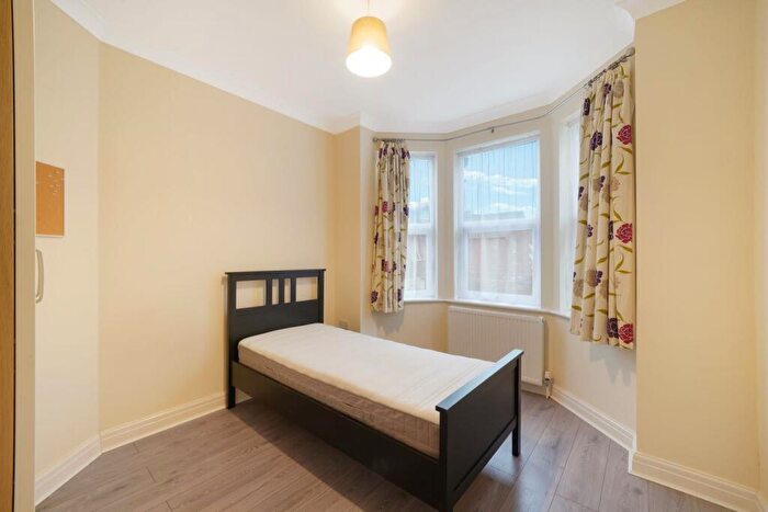 3 Bedroom Flat To Rent In Cedar Road, London, NW2