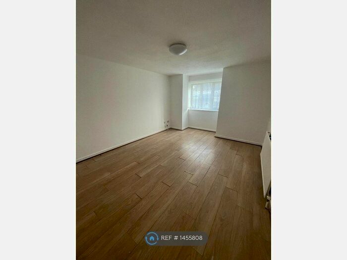 2 Bedroom Flat To Rent In Rivermill Court, Royston, SG8