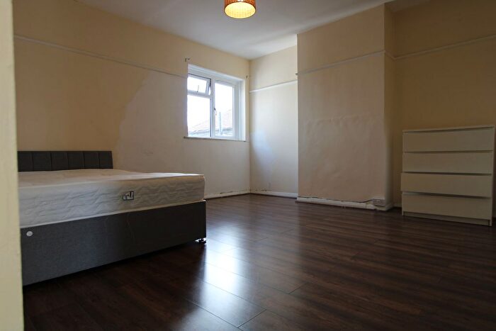 3 Bedroom Flat To Rent In Streatham Vale, London, SW16