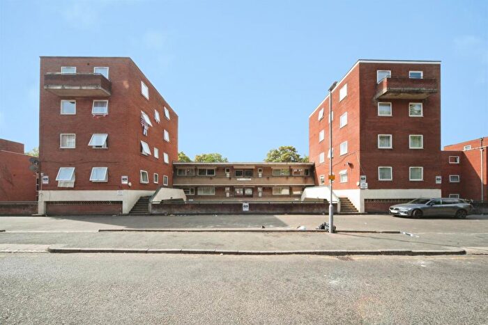 2 Bedroom Flat For Sale In Moulton Rise, Luton, LU2