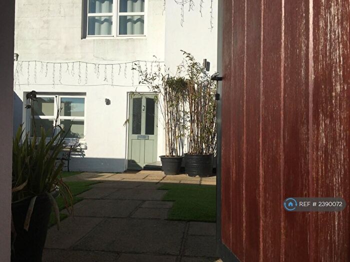 1 Bedroom Flat To Rent In Hove Park Villas Private Garden, Hove, BN3