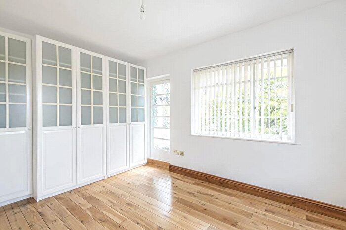 2 Bedroom Apartment To Rent In Ossulton Way, London, N2