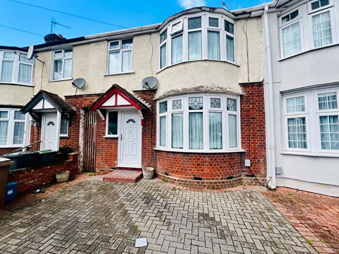 3 Bedroom Terraced House For Sale In Oakley Close, Luton, Bedfordshire, LU4