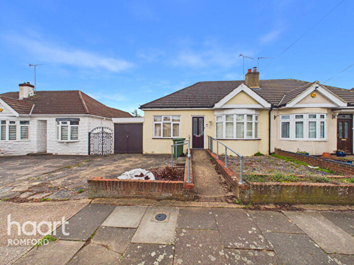 2 Bedroom Bungalow For Sale In Heather Gardens, Romford, RM1