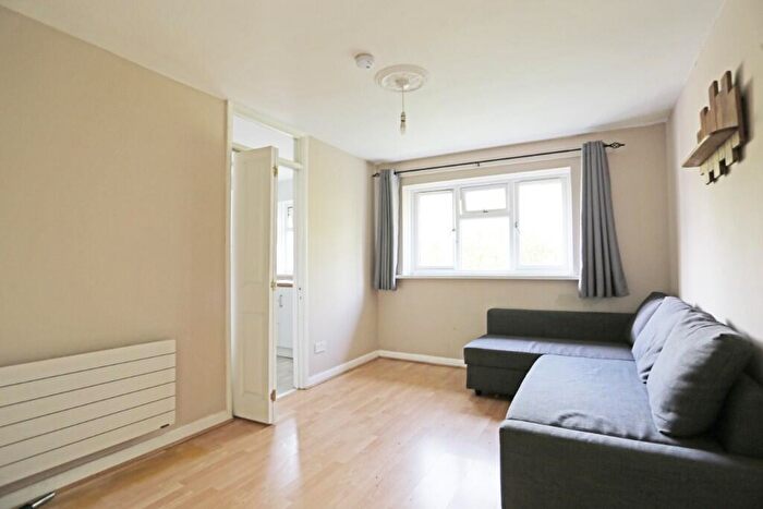 1 Bedroom Flat To Rent In Castleton Road, Ilford, London, IG3