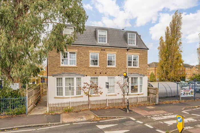 3 Bedroom Flat For Sale In Villiers Road, Kingston Upon Thames, KT1
