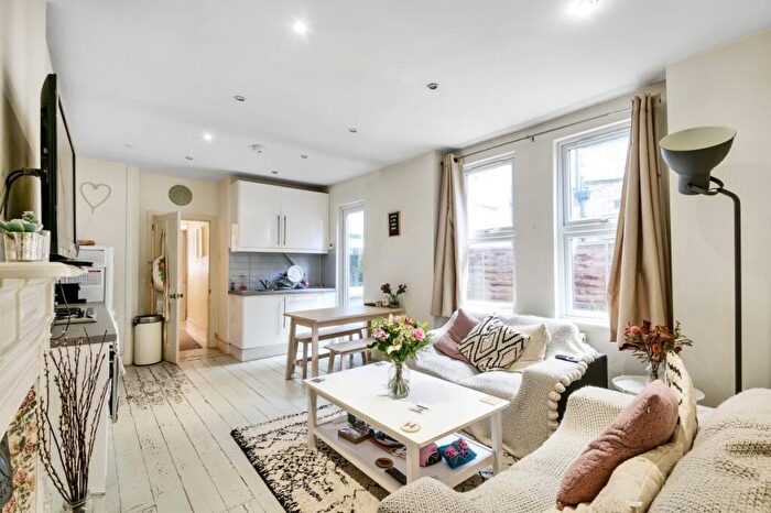 3 Bedroom Maisonette To Rent In Weir Road, Balham, London, SW12