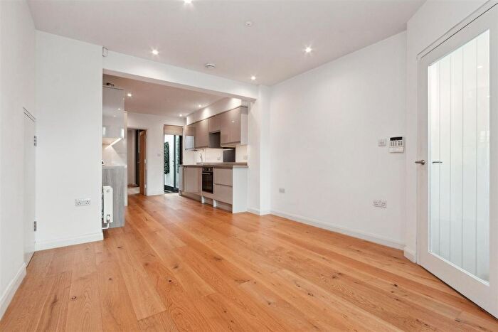 1 Bedroom Flat To Rent In Replingham Road, London, SW18