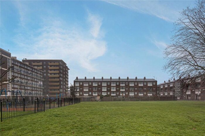 3 Bedroom Maisonette To Rent In Cottage Street, Poplar, East India Dock Road, Blackwall, Canary Wharf, London, E14