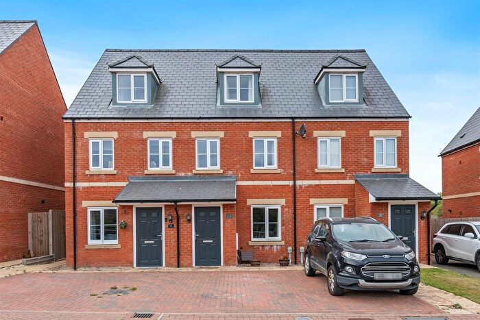 3 Bedroom Town House For Sale In Stag Road, Rothwell, NN14